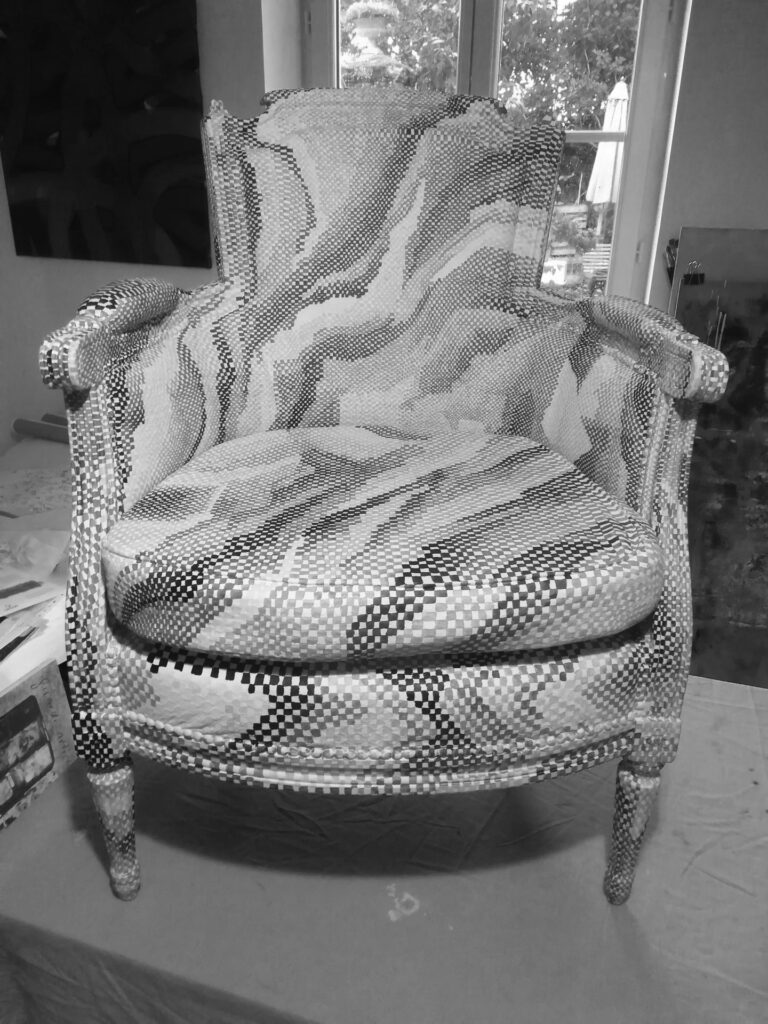 "Œuvre d'art 'Assise du Temps' par William Mathieu – Fauteuil ancien recouvert d’un motif pixelisé à l’encre sur gesso, évoquant une mosaïque de souvenirs ou une abstraction géométrique en trois dimensions. Technique mixte d’encre et gesso, fusion entre art contemporain et mobilier vintage."