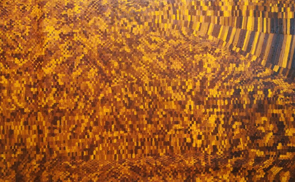 Œuvre abstraite 'Murmure de Pétales' (2021) par William Mathieu – Composition pixelisée de carrés dorés, ocres et bruns sur toile, évoquant des pétales de fleurs stylisés ou une vague de lumière organique. Technique d'huile sur toile, 100 x 170 cm, style pointilliste contemporain et immersif.